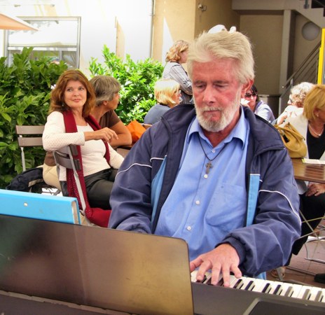 Helmut Buob am Klavier